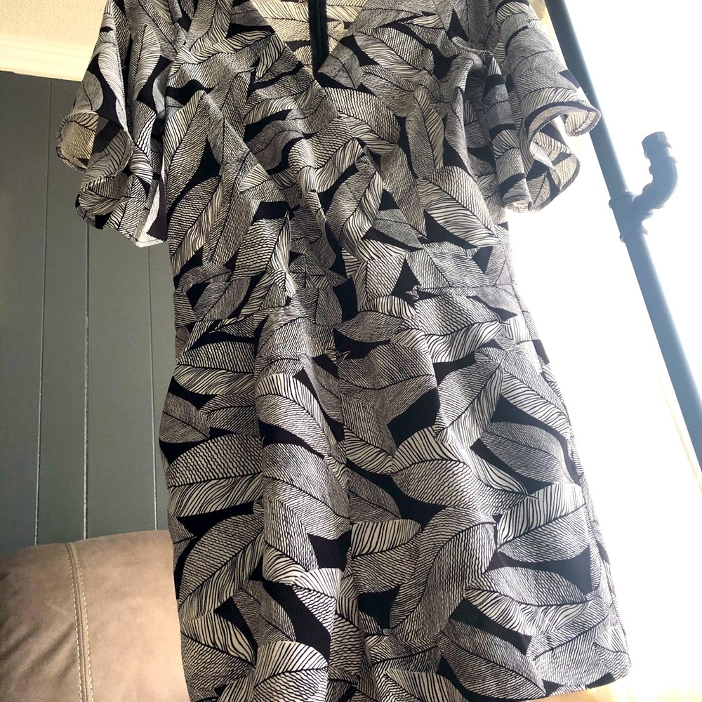 Loft Women’s Romper V-neck Black & White Leaf Pattern Size: 4
